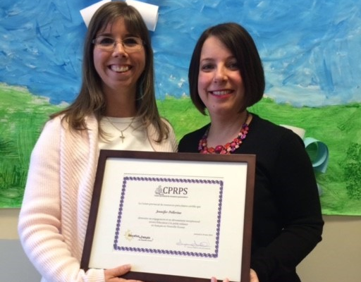 Le CPRPS offre un certificat de reconnaissance à Jennifer Pellerine pour son travail et engagement en petite enfance